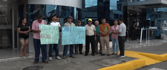 HABITANTES DEL RECINTO LAS BALSAS REALIZARON UN PLANTÓN EN LOS EXTERIORES DE CNEL SANTO DOMINGO