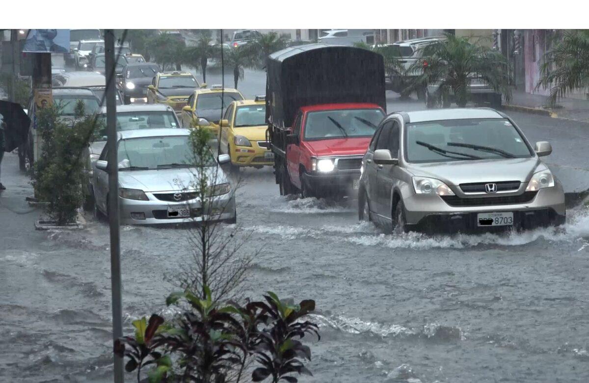 4 INUNDACIONES EN SECTORES COMO LOS UNIFICADOS, EL VERGEL, AV. LA LORENA Y EL SECTOR DEL KASAMA
