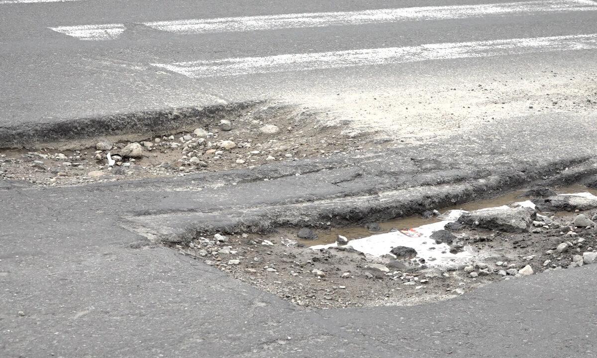 DOS BACHES DE GRAN TAMAÑO SE ENCUENTRAN EN LA AVENIDA CHONE, CERCA DE LA ORANGINE