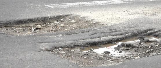 DOS BACHES DE GRAN TAMAÑO SE ENCUENTRAN EN LA AVENIDA CHONE, CERCA DE LA ORANGINE