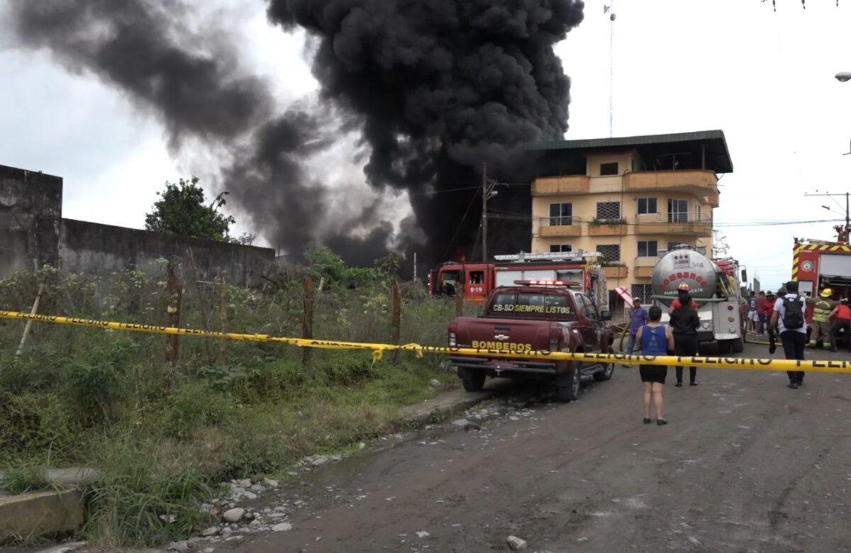 UN VORAZ INCENDIO SE REGISTRÓ EN LA COOPERATIVA SAN IGNACIO, EN SANTO DOMINGO