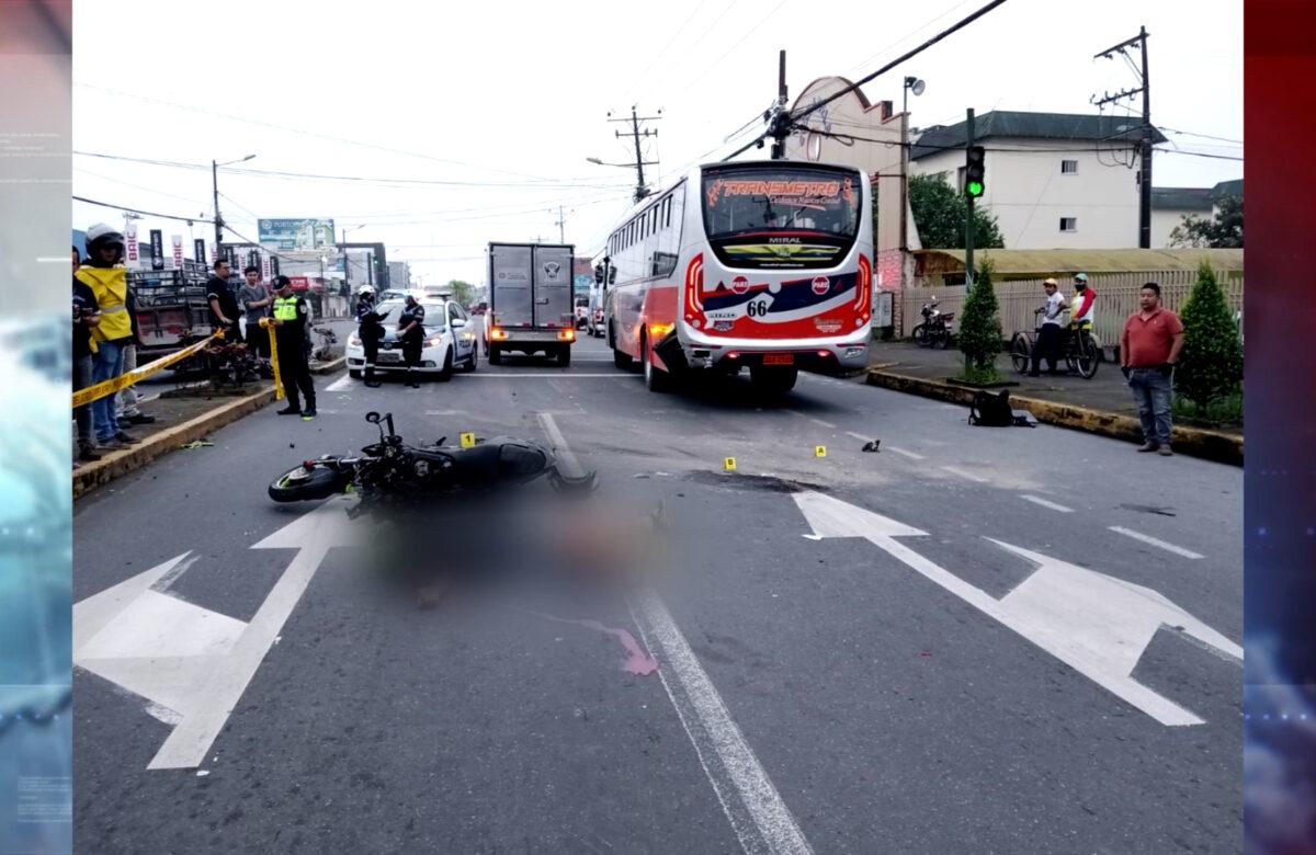 UN MOTOCICLISTA MURIÓ TRAS IMPACTARSE CONTRA UN BUS EN LA AVENIDA CHONE