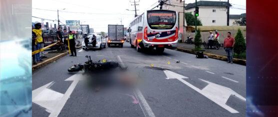 UN MOTOCICLISTA MURIÓ TRAS IMPACTARSE CONTRA UN BUS EN LA AVENIDA CHONE