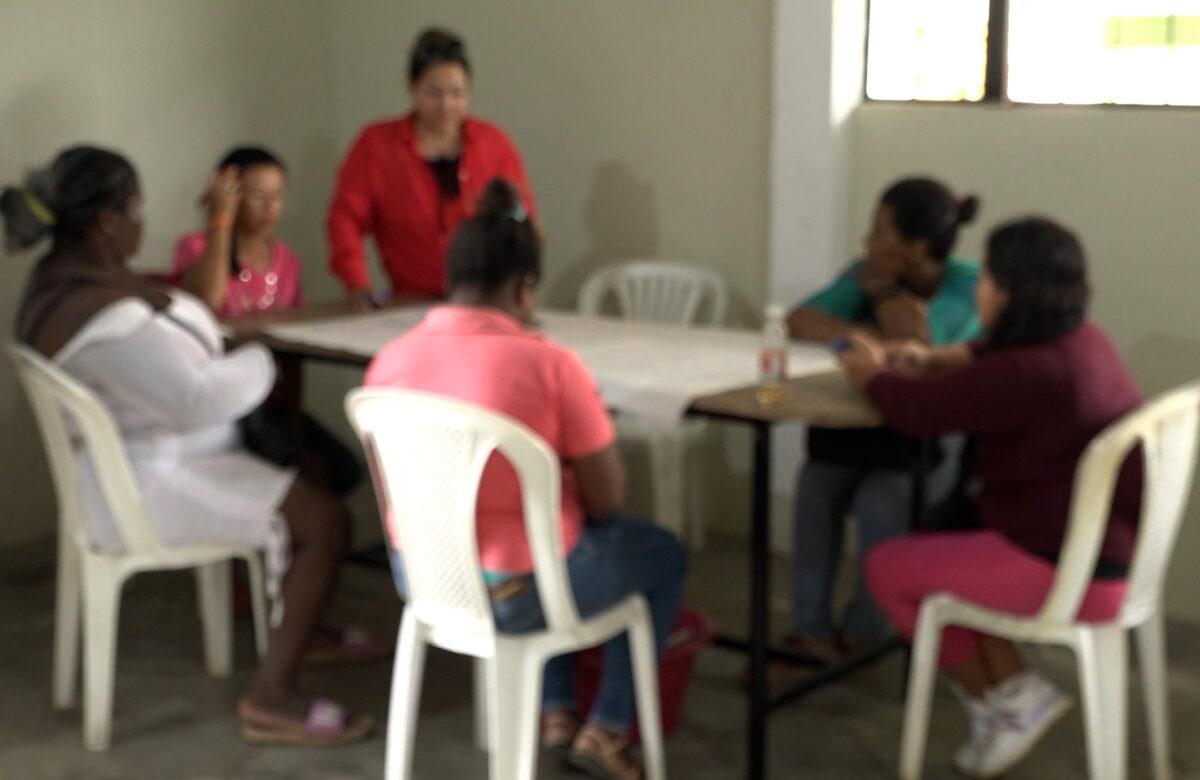 40 MUJERES QUE FUERON VÍCTIMAS DE VIOLENCIA EN ZONAS RURALES DE SANTO DOMINGO RECIBEN UN TALLER