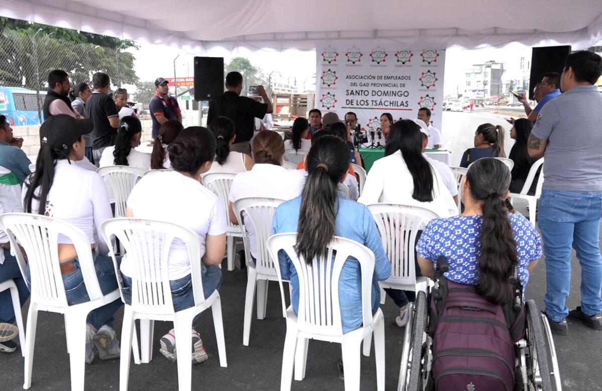 FUNCIONARIOS DE LA PREFECTURA DE SANTO DOMINGO DE LOS TSÁCHILAS PIDEN SE HOMOLOGUEN SUS SALARIOS