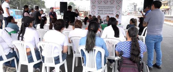 FUNCIONARIOS DE LA PREFECTURA DE SANTO DOMINGO DE LOS TSÁCHILAS PIDEN SE HOMOLOGUEN SUS SALARIOS