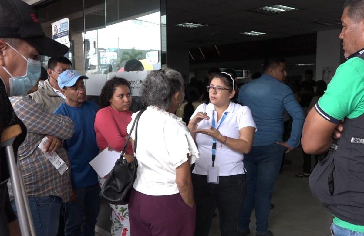 USUARIOS ACUDIERON AL REGISTRO CIVIL DE SANTO DOMINGO PARA TRAMITAR LA CÉDULA DE IDENTIDAD