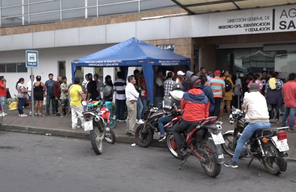 GRAN AFLUENCIA DE PERSONAS EN EL REGISTRO CIVIL DE SANTO DOMINGO POR LAS VOTACIONES