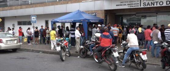GRAN AFLUENCIA DE PERSONAS EN EL REGISTRO CIVIL DE SANTO DOMINGO POR LAS VOTACIONES