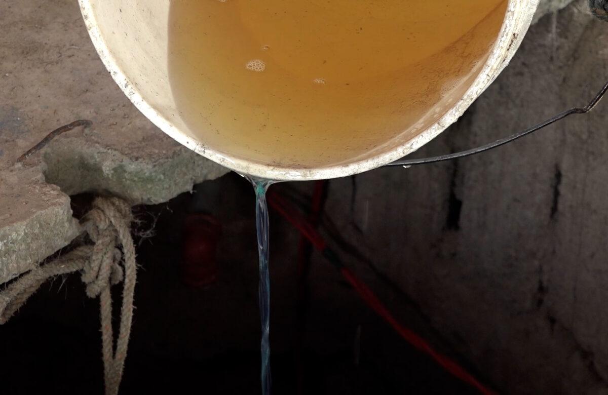 MÁS COMBUSTIBLE SE SIGUE FILTRANDO A LOS POZOS DE AGUA DE DOS FAMILIAS EN SAN ANTONIO DEL TOACHI