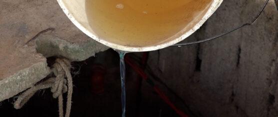 MÁS COMBUSTIBLE SE SIGUE FILTRANDO A LOS POZOS DE AGUA DE DOS FAMILIAS EN SAN ANTONIO DEL TOACHI