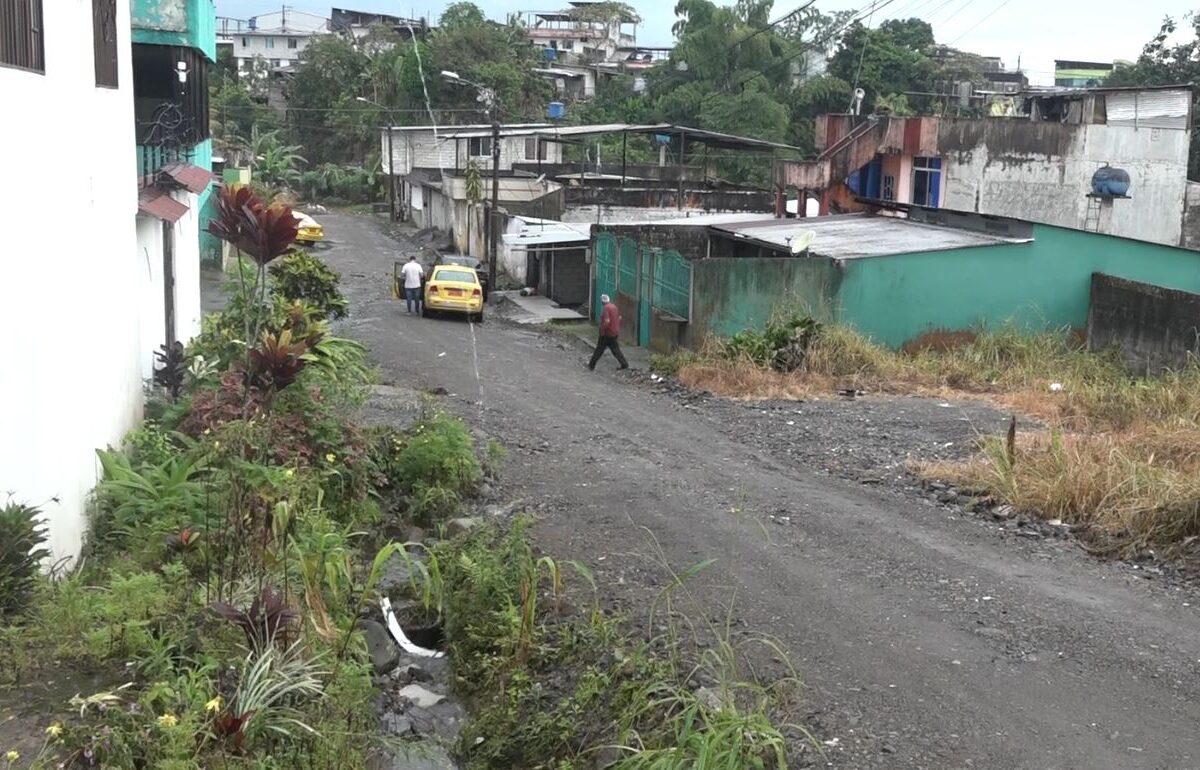 LOS HABITANTES DE LA URBANIZACIÓN JARAMILLO DELGADO CONSTRUYERON BORDILLOS  PARA EVITAR QUE INGRESE AL AGUA