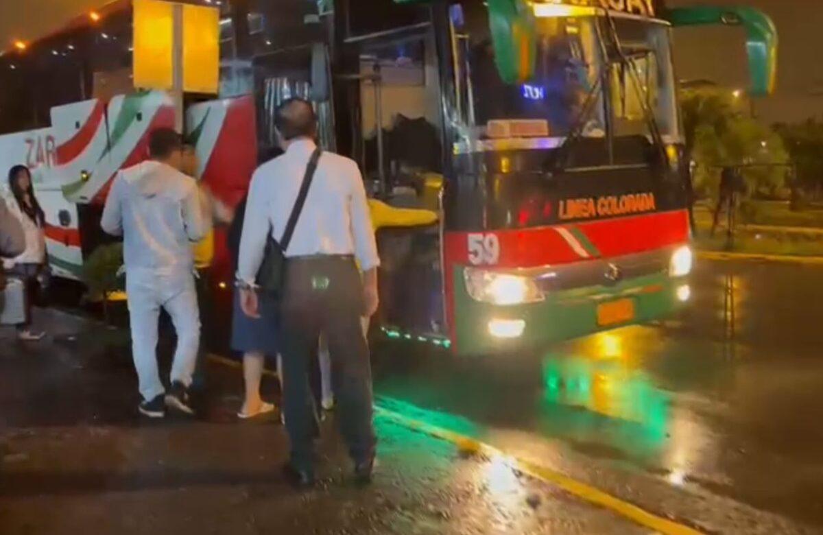 CIUDADANOS DENUNCIAN QUE LOS BUSES INTERPROVINCIALES NO INGRESAN HASTA LAS INSTALACIONES PARA RECOGER A LOS PASAJEROS