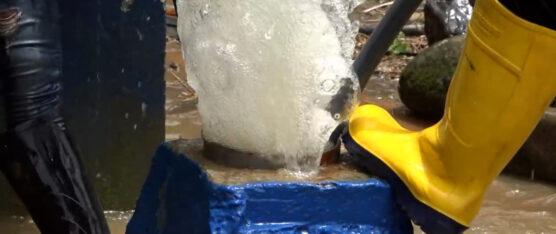 MORADORES DEL BARRIO SAN GABRIEL DENUNCIAN EL ESTADO DEL AGUA QUE RECIBEN EN SUS VIVIENDAS