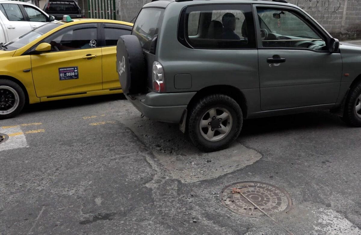 PELIGRO AL CONDUCIR SOBRE LA CALLE QUITUMBES DEBIDO A LA PRESENCIA DE BACHES