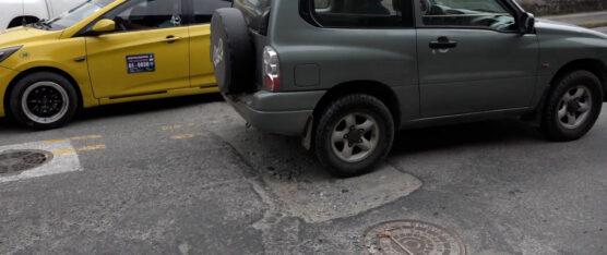 PELIGRO AL CONDUCIR SOBRE LA CALLE QUITUMBES DEBIDO A LA PRESENCIA DE BACHES