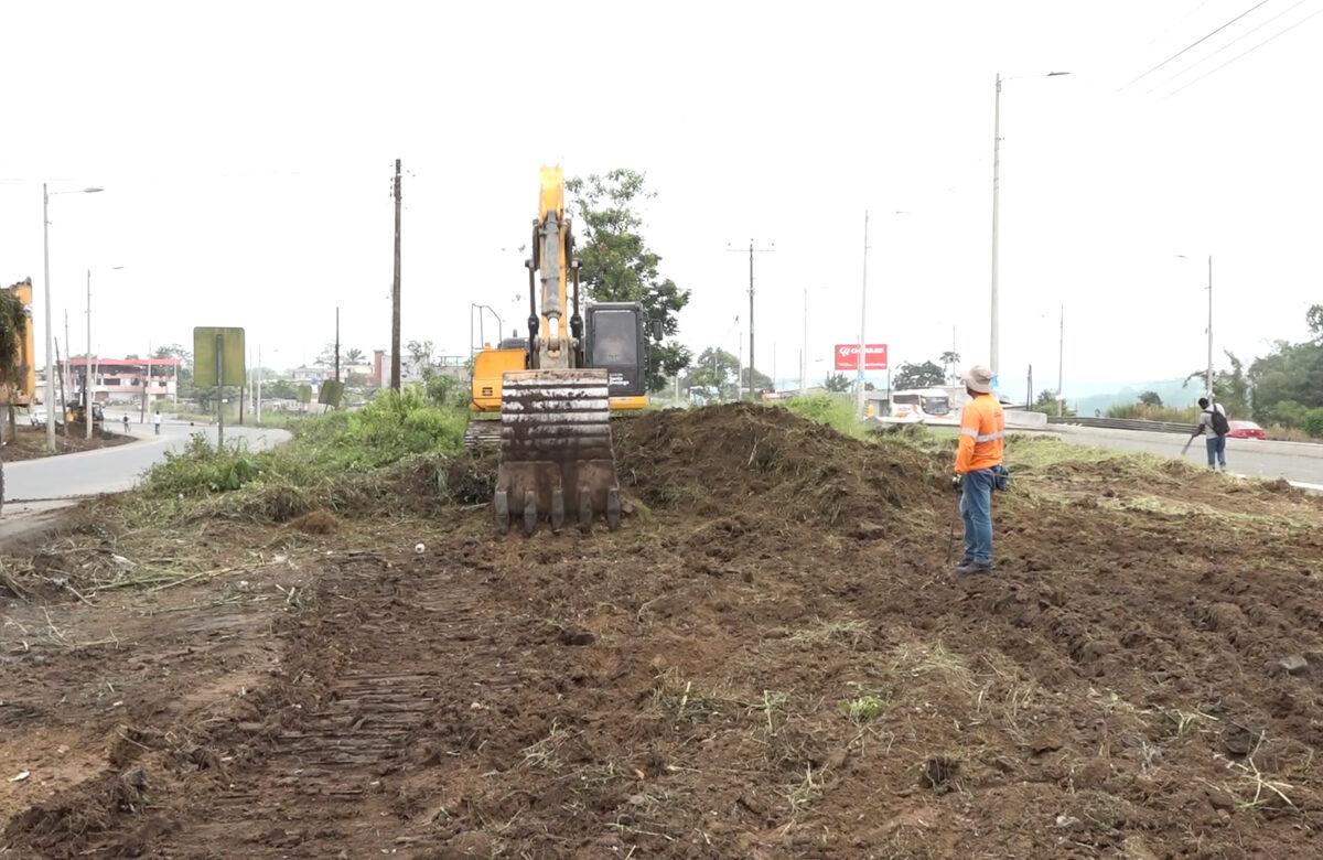 LA MALEZA QUE SE ENCONTRABA A LO LARGO DE LA VÍA A QUITO FUE RETIRADA