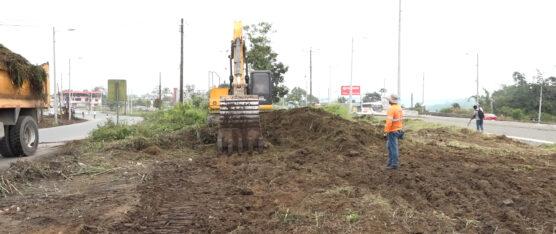 LA MALEZA QUE SE ENCONTRABA A LO LARGO DE LA VÍA A QUITO FUE RETIRADA