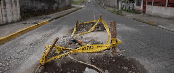 PRESENCIA DE ESCOMBROS EN LA AV. LA LORENA CAUSAN MALESTAR EN LOS CONDUCTORES