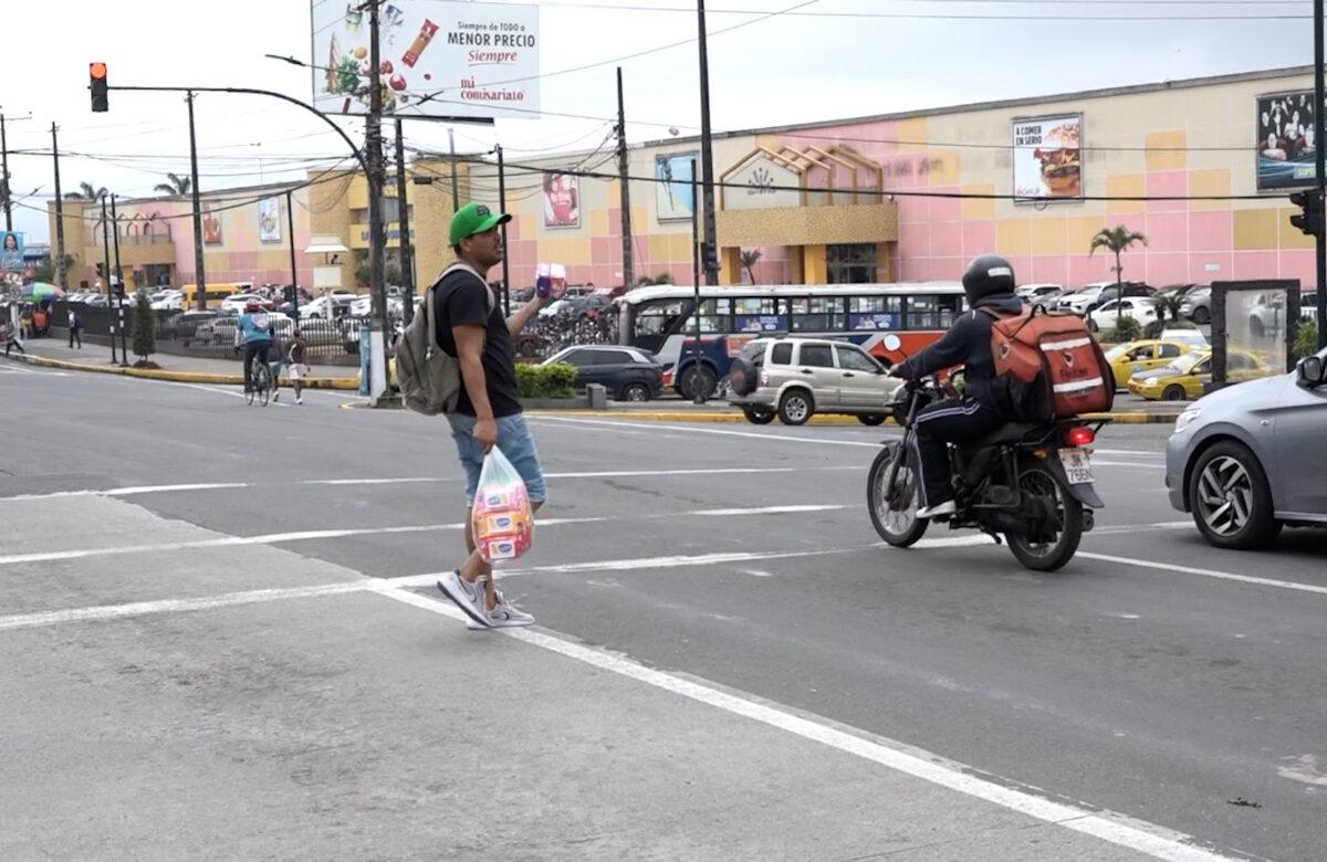 ECUATORIANOS Y EXTRANJEROS BUSCAN SALIR DEL PAÍS POR LA INSEGURIDAD E INESTABILIDAD ECONÓMICA