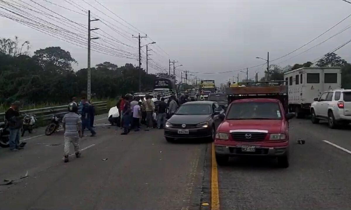 6 PERSONAS RESULTARON HERIDAS EN UN ACCIDENTE DE TRÁNSITO EN EL KM 4 DE LA VÍA CHONE