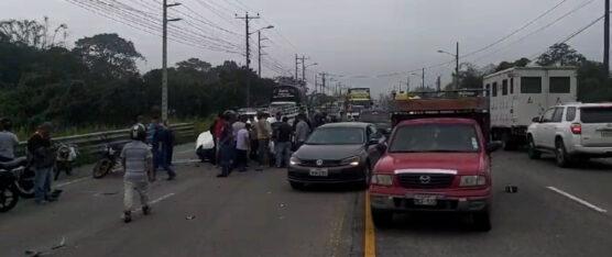 6 PERSONAS RESULTARON HERIDAS EN UN ACCIDENTE DE TRÁNSITO EN EL KM 4 DE LA VÍA CHONE