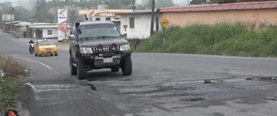 EL MAL ESTADO DE LA VÍA LAS MERCEDES SIGUE GENERANDO MOLESTIAS A LOS CONDUCTORES
