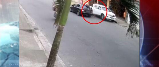 UN CARRO NEGRO SIN PLACAS Y CON VARIOS DELINCUENTES A BORDO  CAUSA ZOZOBRA EN SANTO DOMINGO