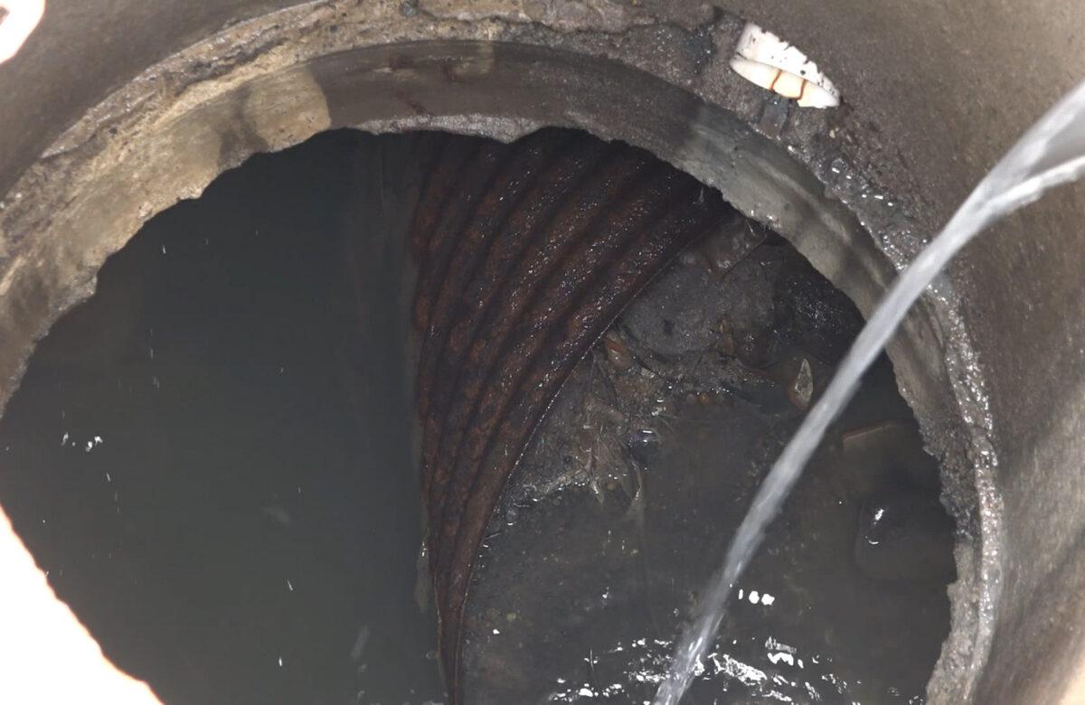 VECINOS DEL BARRIO NAZARETH SOLICITAN LA LIMPIEZA DE LOS DUCTOS DE VARIAS ALCANTARILLAS DEL SECTOR