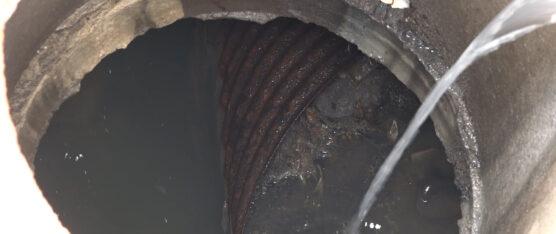 VECINOS DEL BARRIO NAZARETH SOLICITAN LA LIMPIEZA DE LOS DUCTOS DE VARIAS ALCANTARILLAS DEL SECTOR