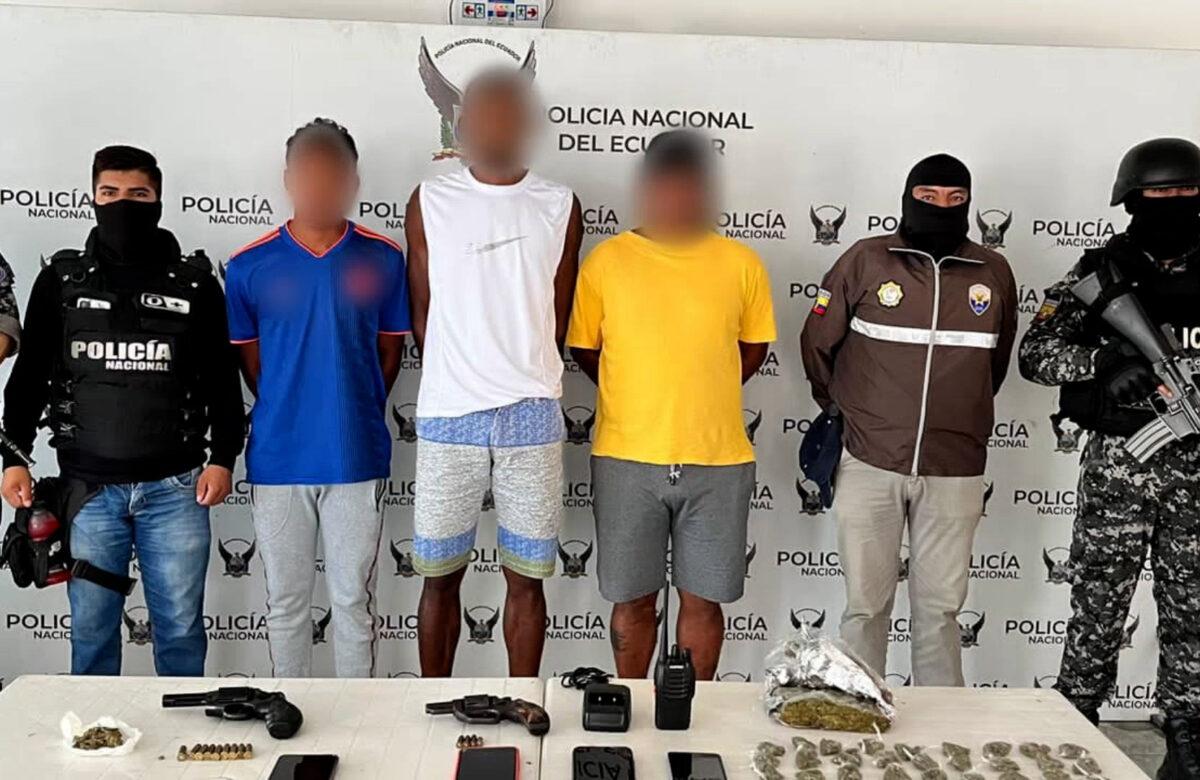 LA POLICÍA DETUVO A TRES PRESUNTOS INTEGRANTES DEL GRUPO DELICTIVO “LOS TIGUERONES” EN ATACAMES