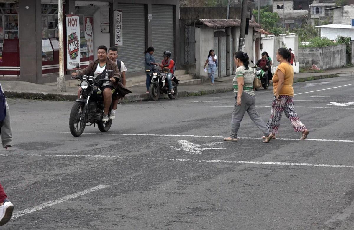 LA AV. 3 DE JULIO SE HA VUELTO UN PELIGRO DEBIDO A LA IMPRUDENCIA DE LOS TRANSEÚNTES Y CONDUCTORES