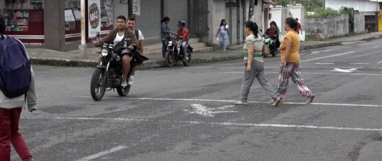 LA AV. 3 DE JULIO SE HA VUELTO UN PELIGRO DEBIDO A LA IMPRUDENCIA DE LOS TRANSEÚNTES Y CONDUCTORES