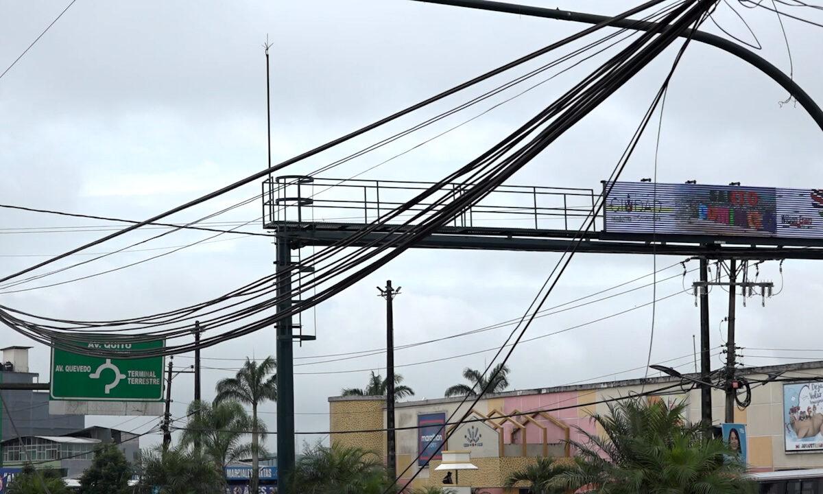 CABLES EN BORDILLOS DE LA CIUDAD OBSTACULIZAN EL PASO PARA LOS PEATONES