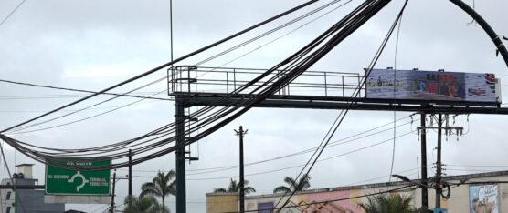 CABLES EN BORDILLOS DE LA CIUDAD OBSTACULIZAN EL PASO PARA LOS PEATONES