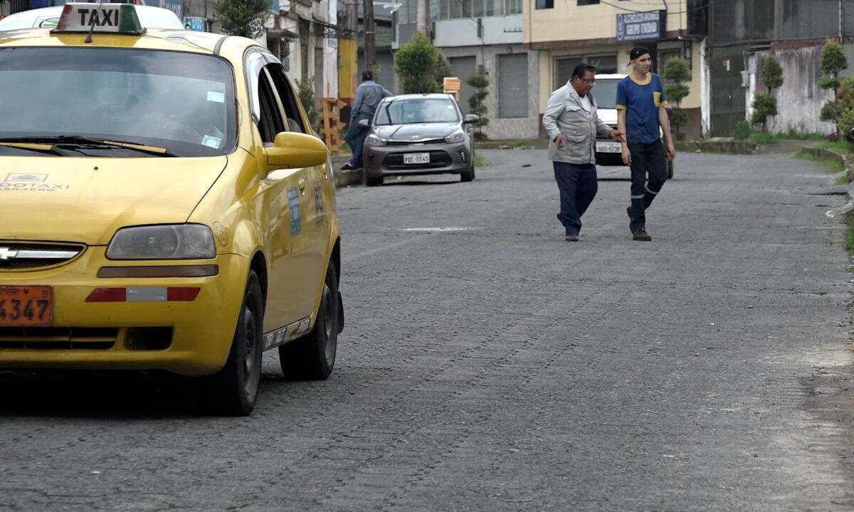EN PÉSIMAS CONDICIONES SE ENCUENTRAN LOS ADOQUINES DE LA CALLE GUAYAQUIL EN SANTO DOMINGO