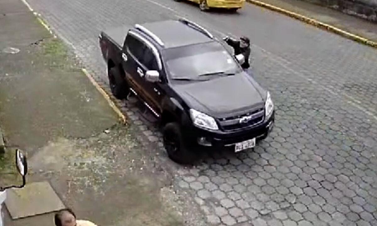 DOS DELINCUENTES INTENTARON ROBAR A UNA PERSONA EN SANTO DOMINGO