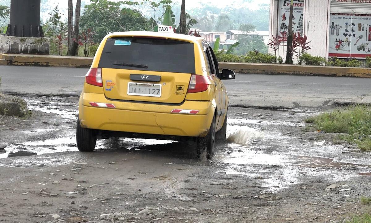 CONSTANTE FUGA DE AGUA SE REPORTA EN LA CALLE CAMILO A PONCE, EN EL KM 2 DE LA VÍA QUEVEDO