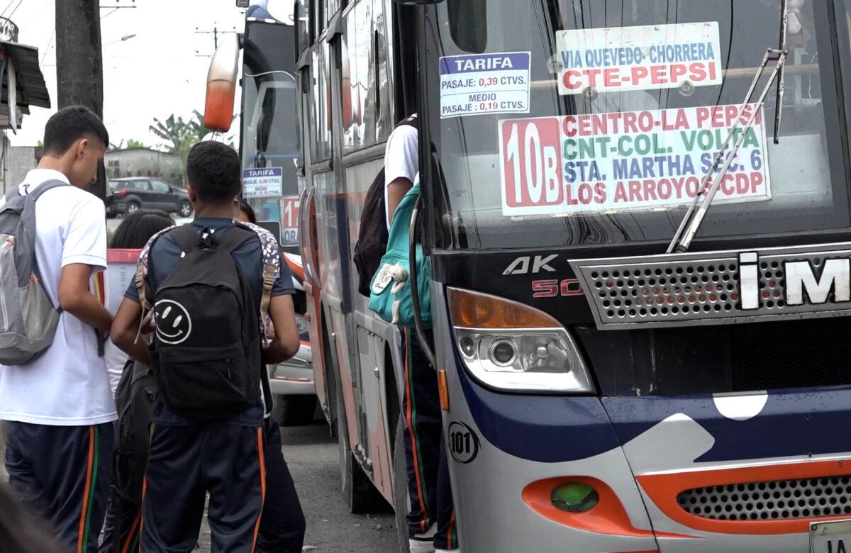 EL COBRO DEL PASAJE A ESTUDIANTES CONTINÚA EN SANTO DOMINGO