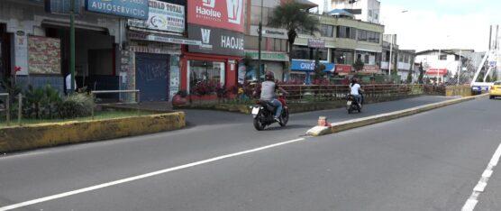 LA FALTA DE SEÑALÉTICA Y LAS CALLES ESTRECHAS CAUSAN MOLESTIAS EN EL PASO A DESNIVEL DE LA AV. QUITO