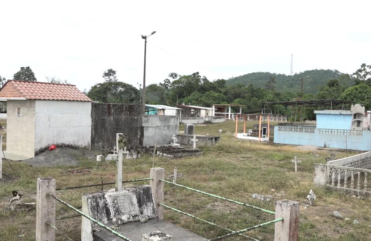 MIEMBROS DE LA NACIONALIDAD TSÁCHILA EXIGEN LA PROPIEDAD DEL CEMENTERIO DE LA COMUNA SAN MIGUEL
