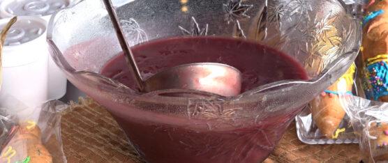 LA COLADA MORADA ES UNA BEBIDA TRADICIONAL DEL ECUADOR