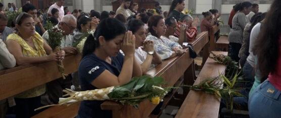 FELIGRESES ACUDIERON A LA IGLESIA  POR EL DOMINGO DE RAMOS
