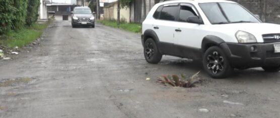 ALCANTARILLA SIN TAPA PONE EN RIESGO A LOS CONDUCTORES