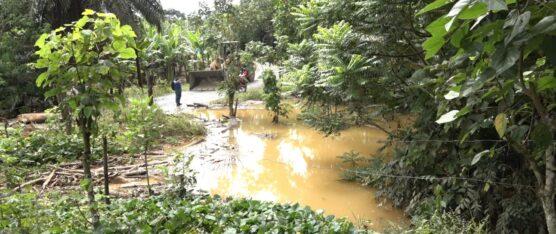 LA VÍA JULIO MORENO – AZOGUES ESTÁ INTERRUMPIDA POR COLAPSO DE ALCANTARILLA