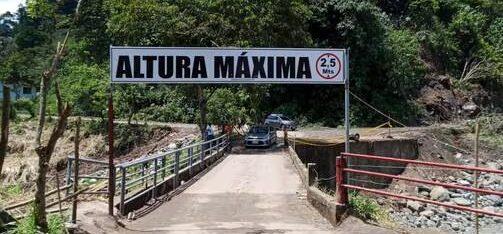 CON RESTRICCIÓN, AUTOS Y CAMIONETAS YA CIRCULAN POR PUENTE ANTIGUO EN LA VÍA ALÓAG-SANTO DOMINGO