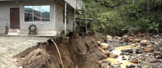 CONTINÚAN LOS DESLIZAMIENTOS SOBRE LA VÍA ALÓAG – SANTO DOMINGO