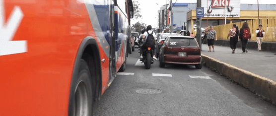 ESTUDIANTES Y PEATONES NO USAN PUENTE PEATONAL Y GENERA CAOS VEHICULAR