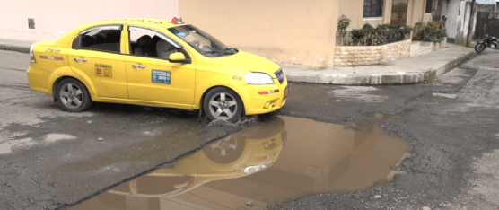 TOTALMENTE DESTROZADAS SE ENCUENTRAN LAS CALLES CÉSAR FERNÁNDEZ Y CARLOS RUIZ BURNEO