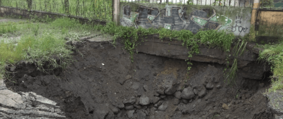 AL INGRESO DE LA GRAN COLOMBIA SE GENERÓ UN SOCAVÓN DE APROXIMADAMENTE 7 METROS